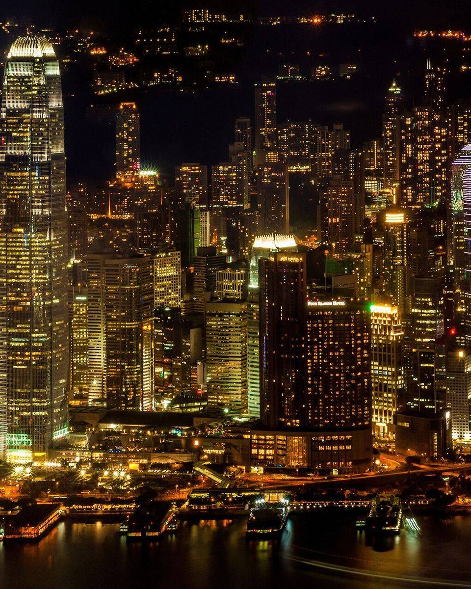 Skyline von Hongkong über dem Victoria Harbour bei Nacht