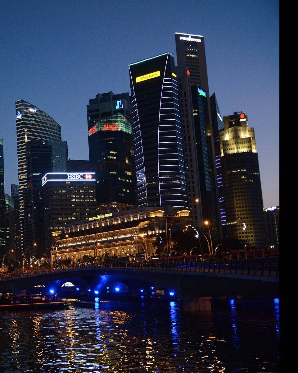 Singapurs Geschäftsviertel bei Nacht